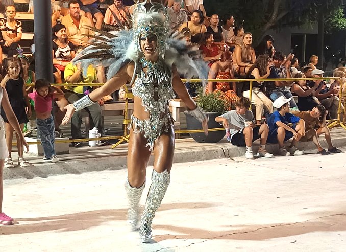 La segunda noche de carnaval en Suardi se vivió a puro color y emoción