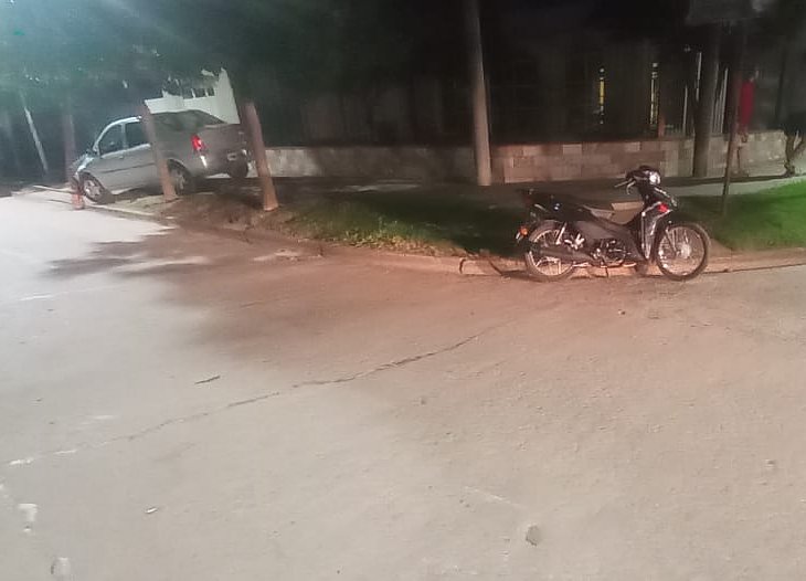 Accidente entre moto y auto en la madrugada de Freyre