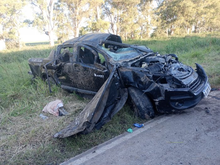 Accidente en la Ruta 1: camioneta volcó tras esquivar a un camión