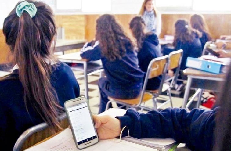Educación estableció pautas para el uso de celulares en las escuelas santafesinas