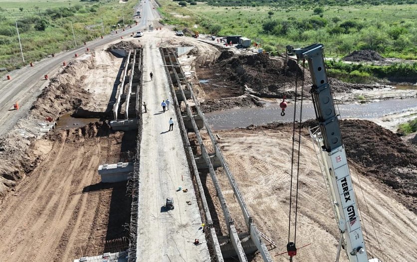Avanza la construcción y ensanchamiento de puentes sobre la Ruta Provincial 4