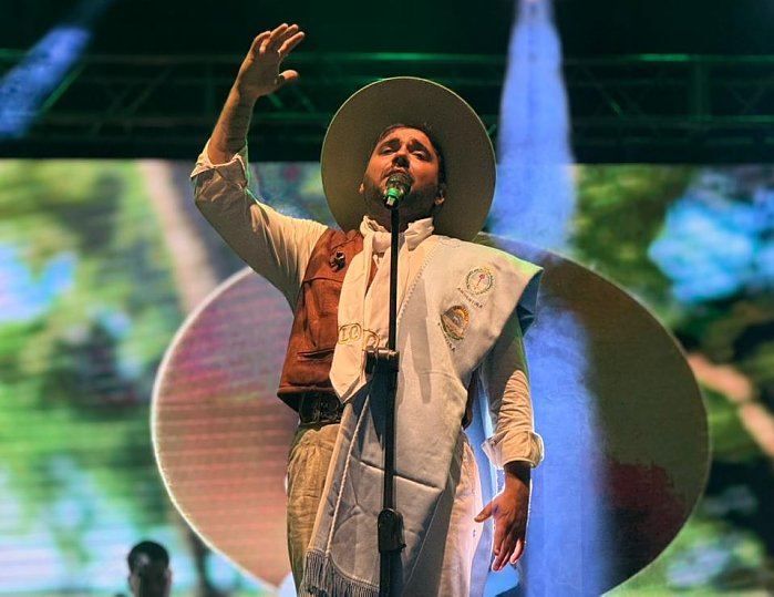 Multitudinaria noche de doma y folclore en Colonia Dos Rosas y La Legua