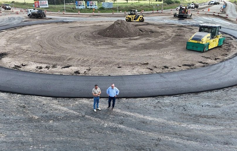 Comenzó el asfaltado de la nueva rotonda en Arrufó