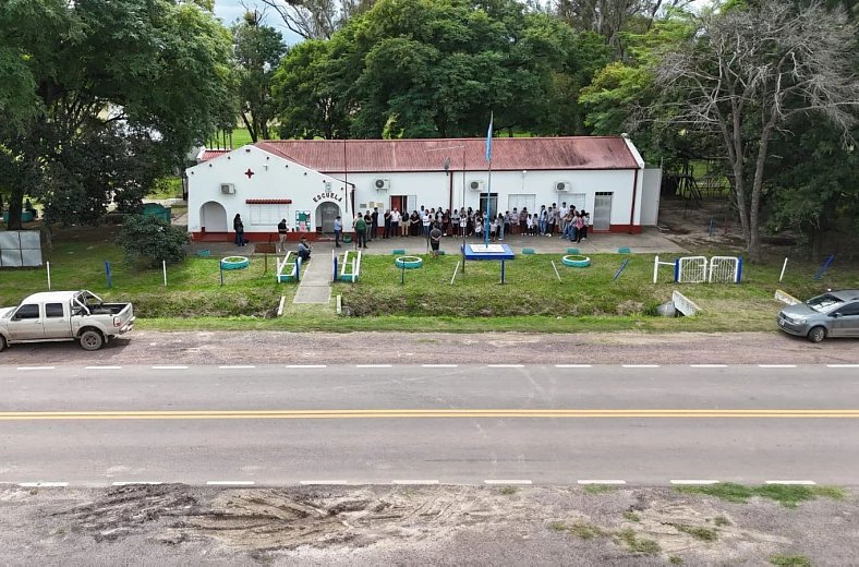 Seguridad vial y obras: Autoridades provinciales visitaron una escuela rural sobre la Ruta 39