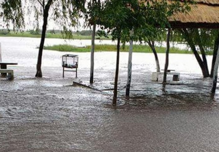 Fuertes lluvias provocan anegamientos y evacuados en Villa Minetti