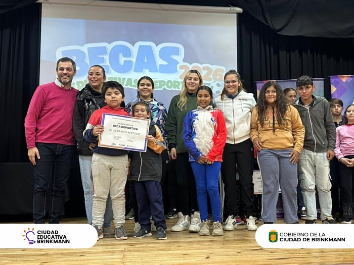 Brinkmann refuerza su política social con la entrega de 180 becas educativas y deportivas
