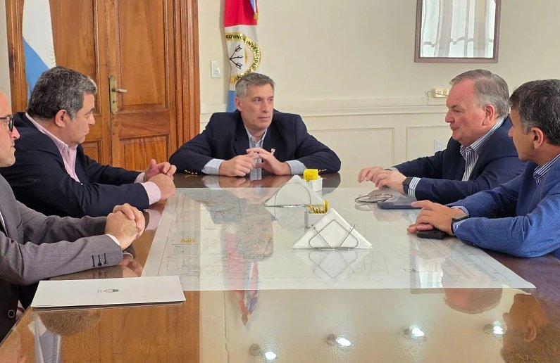 Arrufó: Firman convenio para la adquisición de un nuevo tractor