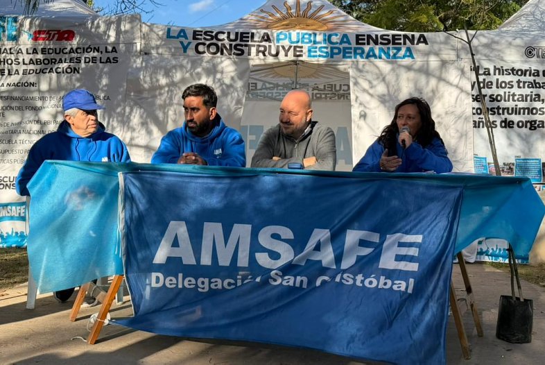 La Carpa Blanca de AMSAFE pasó por San Cristóbal en defensa de la escuela pública