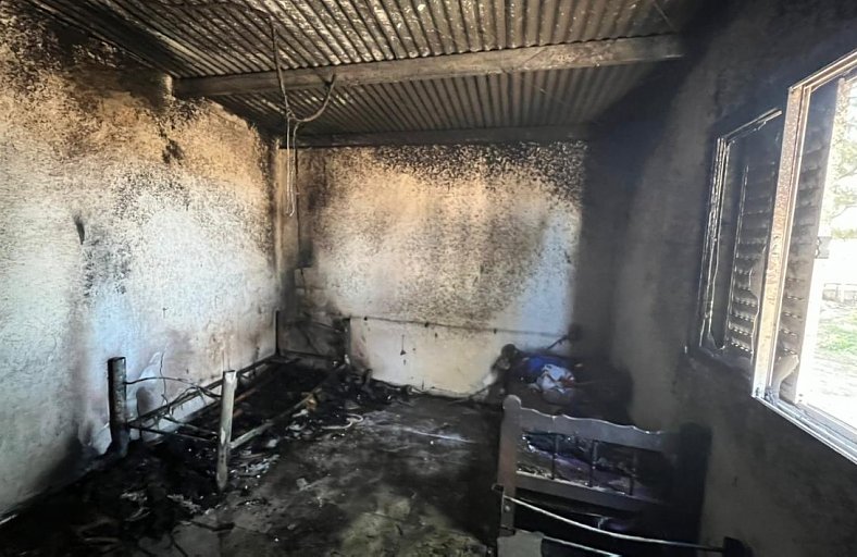 Morteros: Detuvieron a un joven por amenazar a sus compañeros e incendiarles la habitación