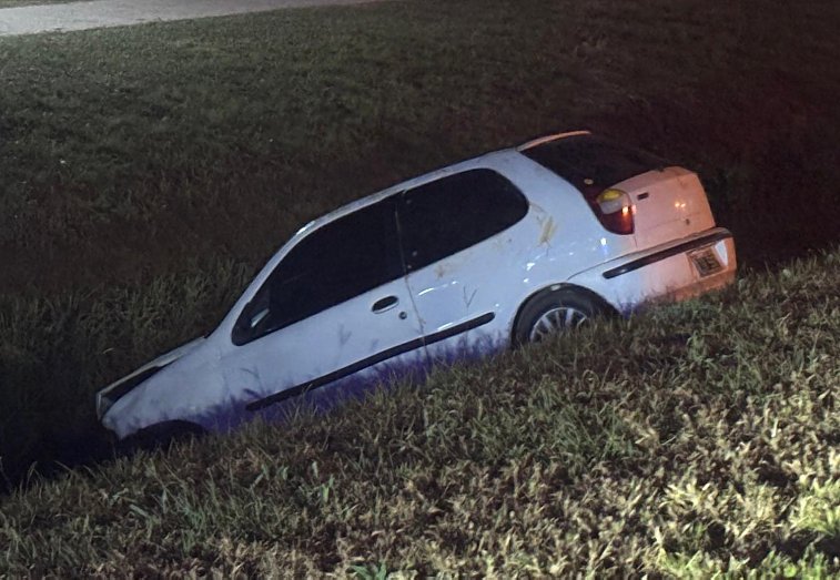 San Guillermo; Un automovilista despistó y cayó dentro de un canal