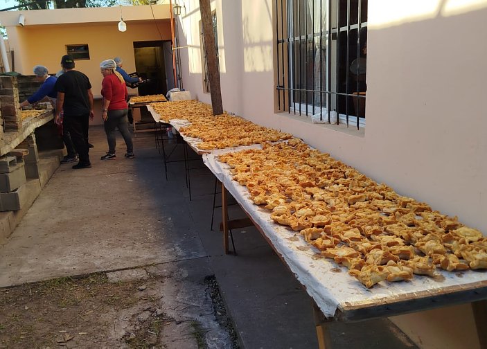 Suardi celebra el 25 de Mayo con una exitosa venta solidaria de pastelitos