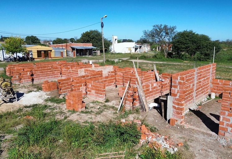 Avanza la construcción de seis viviendas en Moisés Ville con una inversión de $420 millones