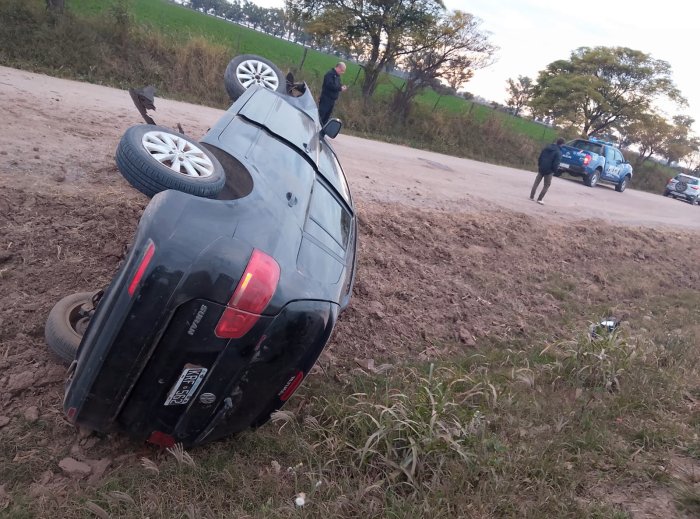 Suardi: Una mujer sufrió lesiones leves tras volcar con su automóvil en un camino rural
