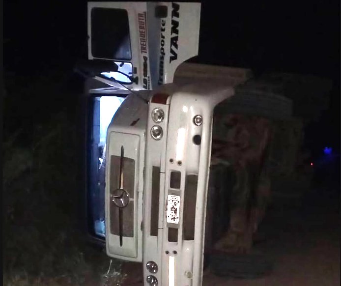 Volcó un camión cargado con soja en un camino rural de Hersilia