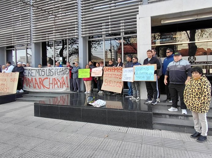 Trabajadores de Lácteos Verónica reclamaron en Tribunales de Rafaela por seis meses de salarios adeudados
