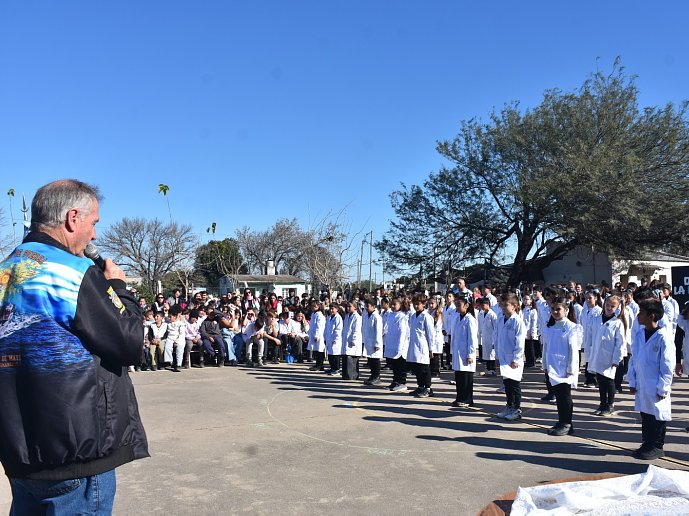 Emotiva promesa de lealtad a la Bandera en escuelas de Suardi