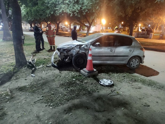 Morteros: Automóvil chocó contra un árbol en el cantero central de Bv. 9 de Julio