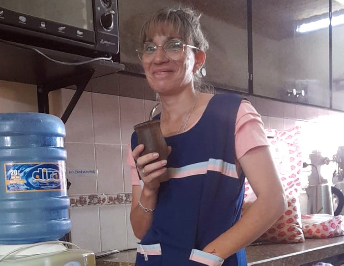 Viaja 200 kilómetros por día y hace dedo para trabajar en el Jardín de Suardi