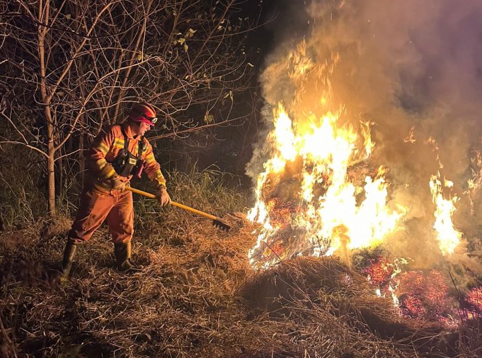 Bomberos combatieron un importante incendio de rollos en Morteros