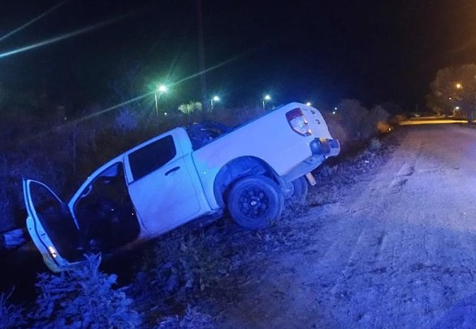 San Cristóbal: Un joven cayó con su camioneta a un zanjón y detuvieron a una mujer por el robo de una garrafa