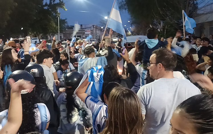 Suardi celebró el pase de Argentina a la final del Mundial con una multitud en las calles