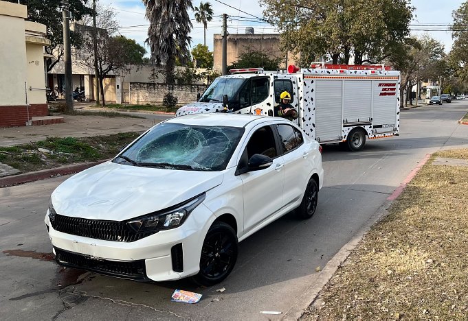 Morteros: Bomberos trabajaron tras un choque entre un automóvil y una motocicleta
