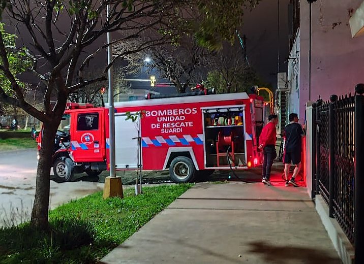 Incendio en una vivienda de Suardi: el fuego afectó un lavadero y no hubo personas lesionadas