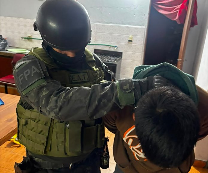 Detuvieron a un hombre por venta de drogas en Porteña y secuestraron 380 dosis de marihuana