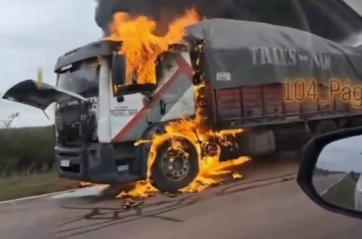 Se incendió un camión cargado con semillas de algodón sobre la Ruta Provincial 17