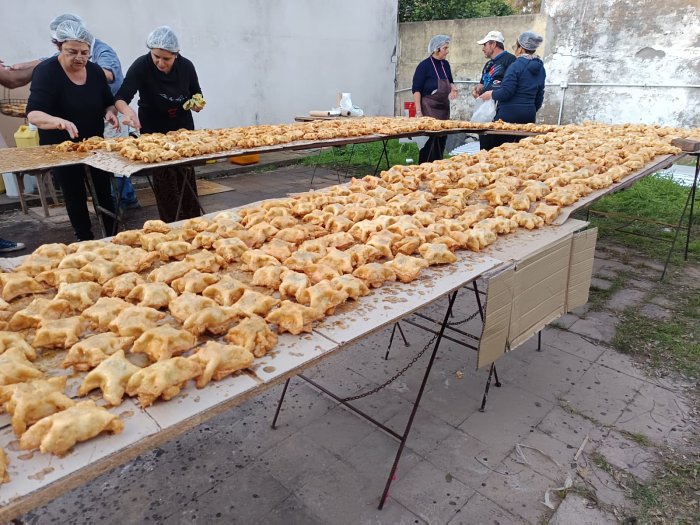 Suardi: El Grupo San Cayetano vendió 400 docenas de pastelitos y destacó el compromiso de toda la comunidad