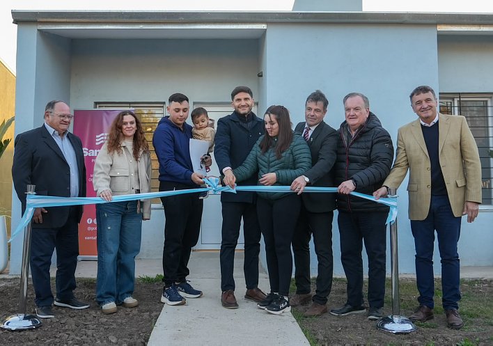 Pullaro inauguró 24 viviendas en Suardi y destacó la inversión provincial en el departamento San Cristóbal