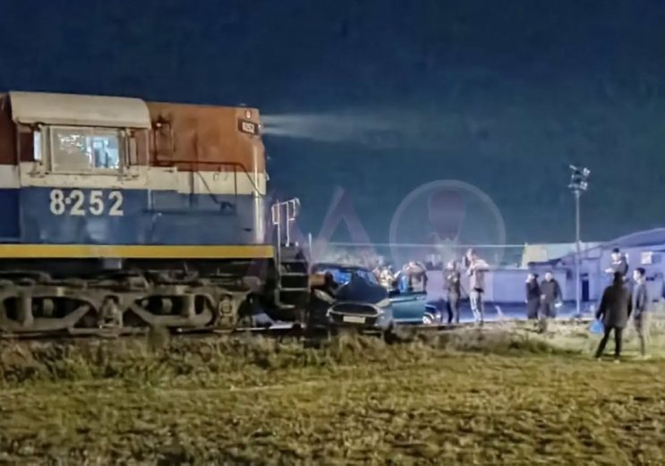 Un tren carguero embistió a un auto y lo arrastró unos 150 metros en Sunchales