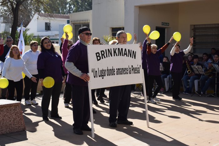 Brinkmann celebra 35 años de poesía con escritores de todo el país