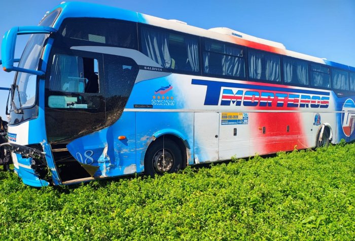 Accidente en Freyre: Un colectivo con 56 pasajeros chocó con una camioneta