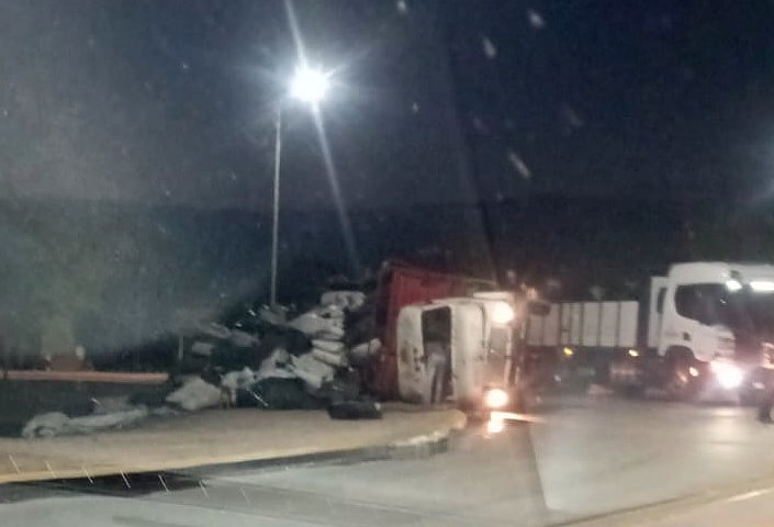 Brinkmann: Nuevamente volcó un camión en el cruce de las rutas 1 y 17