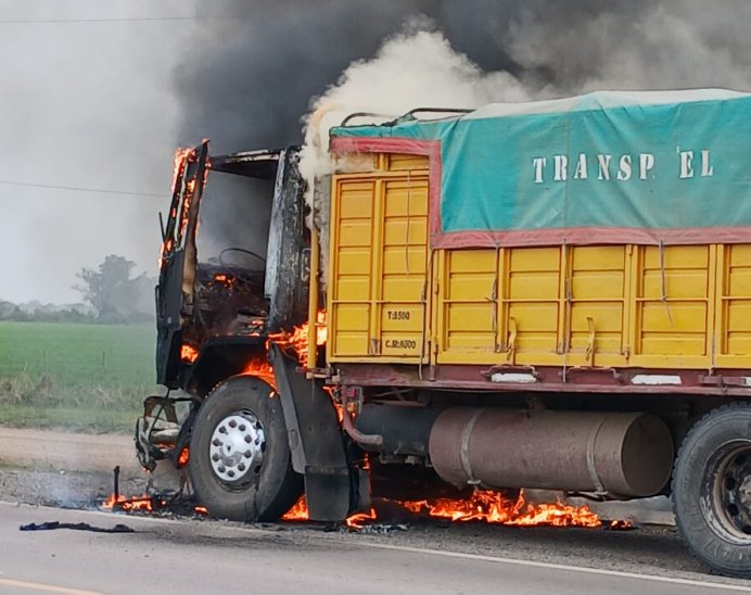 San Guillermo: Se incendió un camión cargado con sorgo en Ruta 23