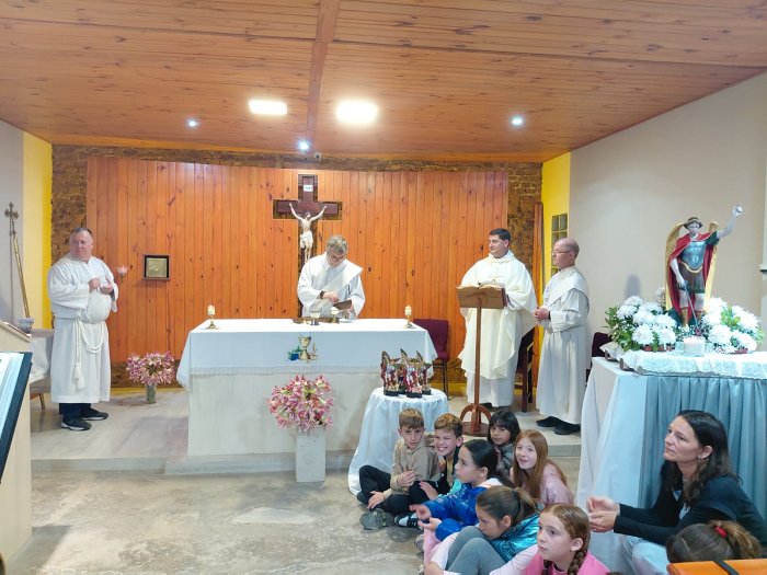Con procesión, misa y feria de platos, el barrio San Miguel celebró sus fiestas patronales