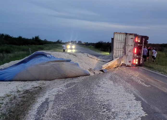 Volcó un camión con semillas de algodón en la Ruta Provincial 2, cerca de Huanqueros