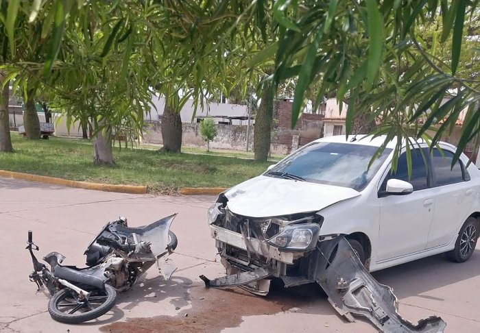 Ceres: Un motociclista resultó lesionado en un choque y detuvieron a un joven por un hurto