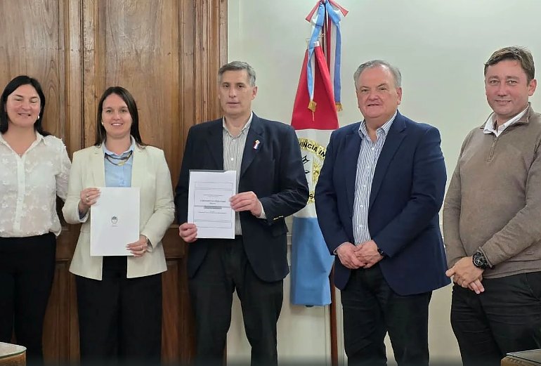 Ambrosetti recibió un préstamo para adquirir un camión con caja volcadora