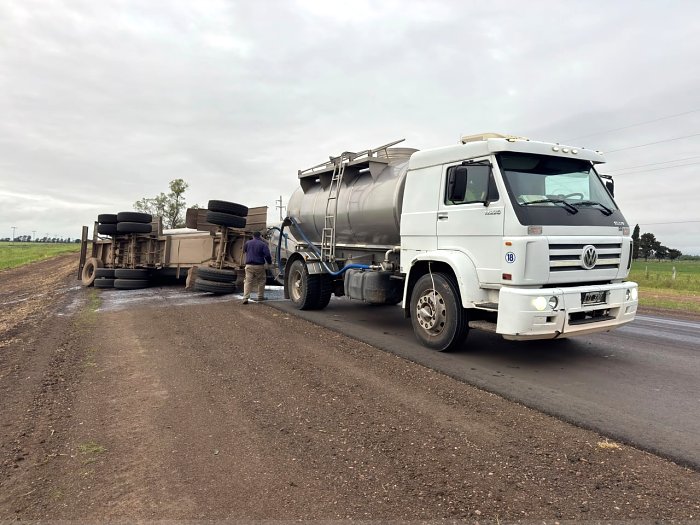 Volcó el acoplado de un camión lechero en Ruta 23, cerca de San Guillermo