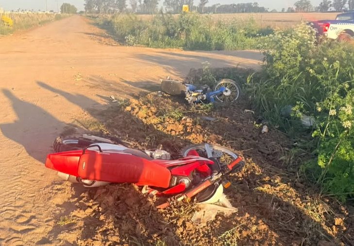 Dos jóvenes chocaron en moto en zona rural de Brinkmann
