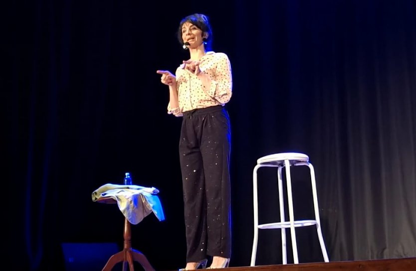 Anita Martínez llenó la Sala Estrada de Suardi con su unipersonal “Mamushka”