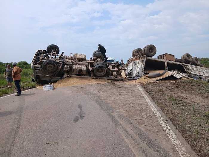 Volcó un camión cargado de soja en Las Avispas