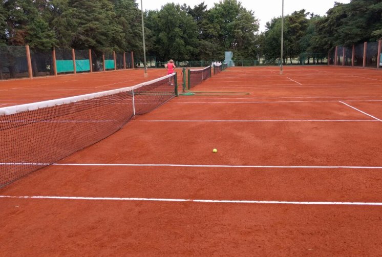 Centro de Brinkmann reparó sus canchas de tenis