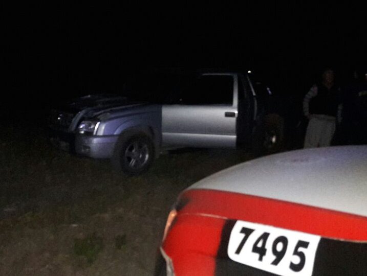 Persecución y fuga de dos sujetos en una camioneta robada