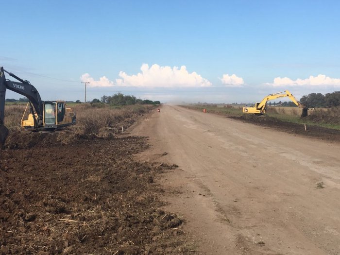 Comenzaron a pavimentar otro tramo del acceso a Ambrosetti