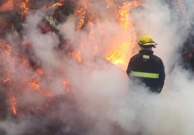 Importante incedio de rollos en zona rural de Brinkmann