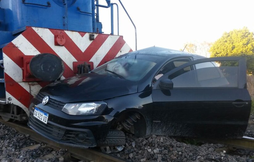 Un tren embistió un auto en Sunchales