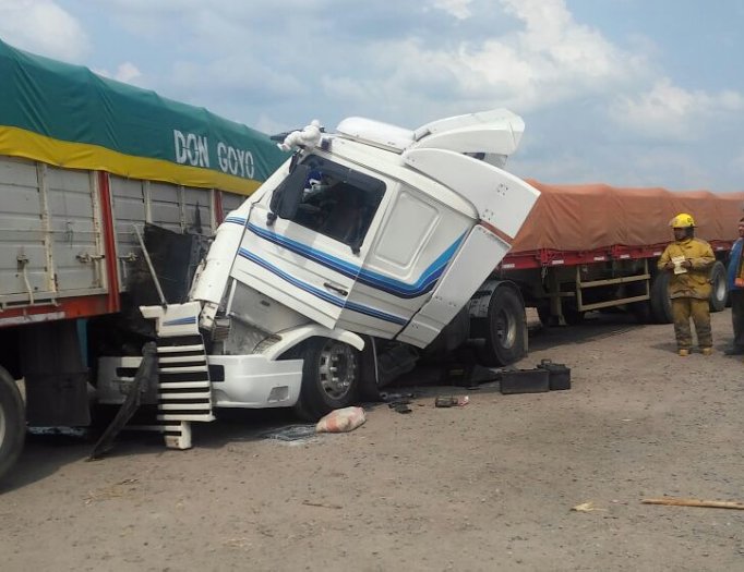 Un lesionado en choque de camiones en Sunchales